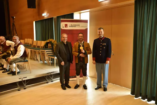 Juryvorsitzender Andreas Simbeni mit Kapellmeister Christian Winter von der Trachtenmusikkapelle Oberwang und Bezirkskapellmeister Michael Lettner | Foto: OÖBV Vöcklabruck