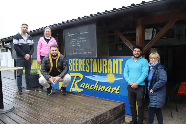Der neue Restaurant-Pächter Ali Sözeri (3. von links) bewirtet ab heuer mit seinen Mitarbeiterinnen und Mitarbeitern die Gäste am See-Ufer. | Foto: Martin Wurglits