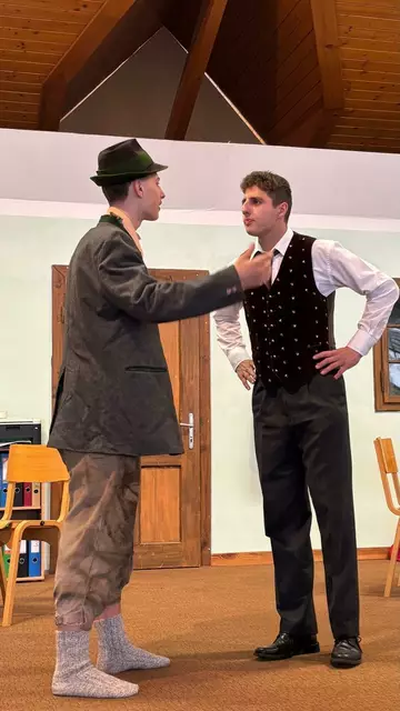 Anton (Jonas Trippl) zerstreitet sich mit dem Bürgermeister, dieser macht ihm jedoch nach seinem Gedächtnisverlust Zugeständnisse. | Foto: Landjugend Stanz