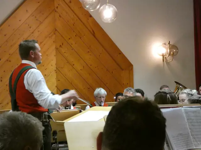 Abwechslung auch beim Dirigentenpult: Alexander Zangerl übernahm für ein Stück den Taktstock. 