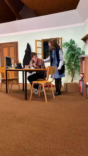 Amtsdiener Sepp (Jannik Spuller) erhält für jede wahre (aber auch unwahre) Geschichte, die er Emma erzählt, ein Präsent in Form einer Schnapsflasche. | Foto: Landjugend Stanz