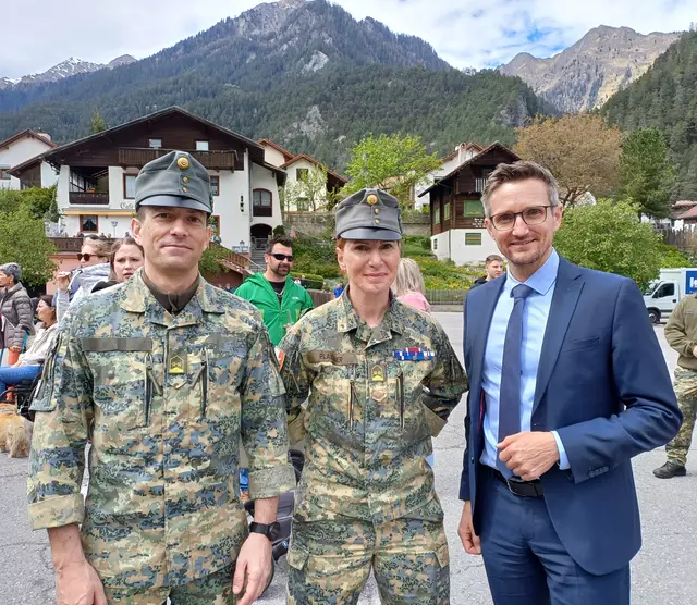 Oberstleutnant Martin Zerlauth, Mjr. Verena Plattner, TIWAG Vorstand Michael Kraxner | Foto: Monika Hammerl