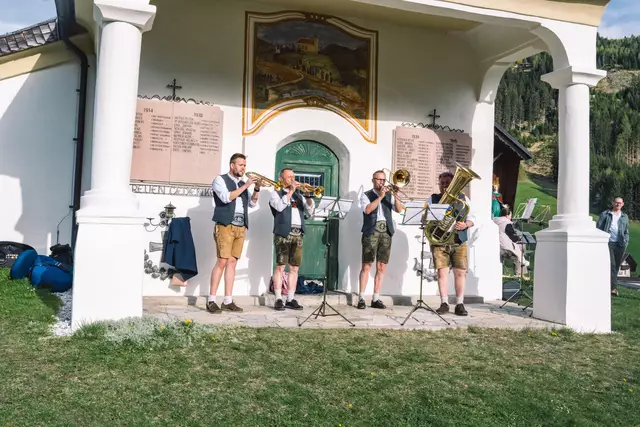 Die Steinacher Musikanten spielten am Kalvarienberg auf | Foto: Pernsteiner