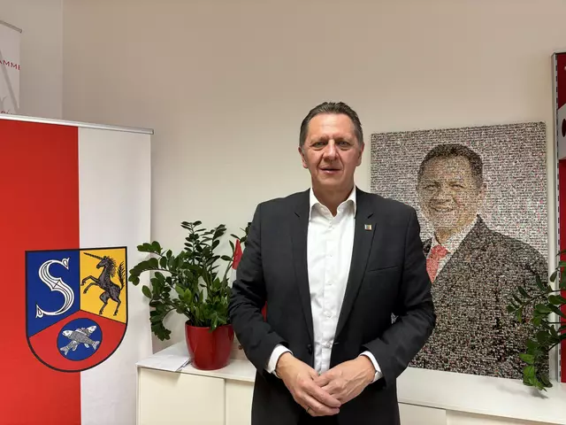 Bezirksvorsteher Thomas Steinhart (SPÖ) darf sich am späten Sonntagabend freuen. Er bleibt im Chefsessel des 11. Bezirks. (Archiv) | Foto: Kriechbaum/MeinBezirk