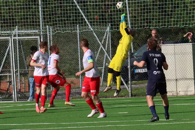 Hatte vor allem in Hälfte Zwei alle Hände voll zu tun: Sistrans-Keeper Max Kühnel. | Foto: Hubmann