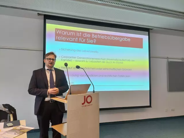 Rechtsanwalt Stephan Gappmaier in seinem Vortrag zur Betriebsübergabe | Foto: Regina Langreiter