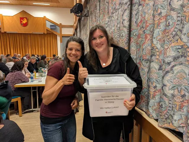 Obfrau Magdalena Müllner (links) und Nadine Greinwald erfreuten sich über die großzügigen Spenden.