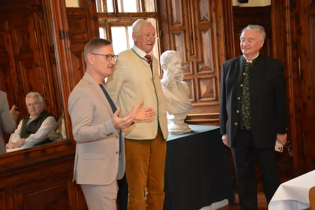 Die Ausstellungseröffnung fand regen Anklang. Im Bild: Vizebürgermeister Markus Pump, Kulturreferent Gerhard Niederrhofer, Harald Lang (v. l.) | Foto: Peter Taurer