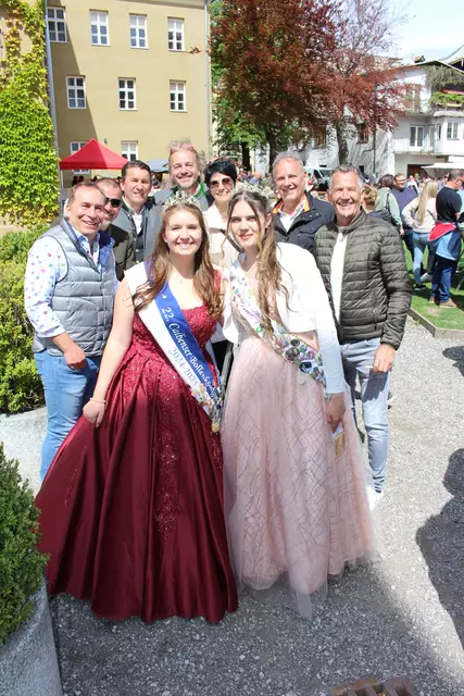Bollen-Königin Hannah und Blütenkönigin Alina-Nadine aus Deutschland waren zu Besuch.