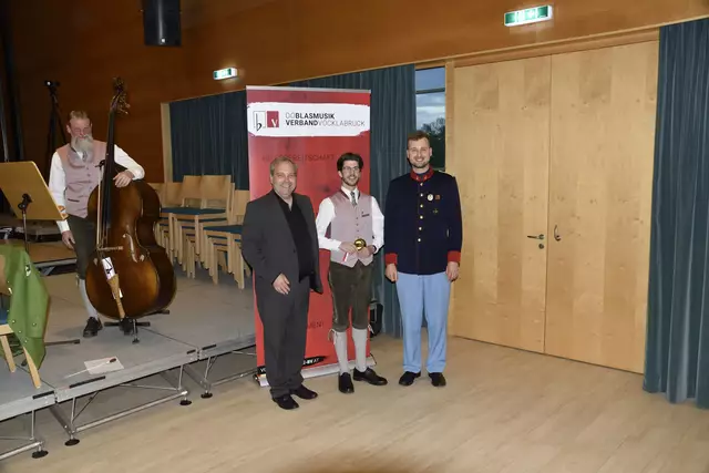Juryvorsitzender Andreas Simbeni mit Kapellmeister Simon Zirwig von der Marktmusikkapelle Seewalchen und Bezirkskapellmeister Michael Lettner | Foto: OÖBV Vöcklabruck