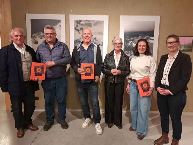 Fotograf der Kunstwerke Tom Garrecht (li ks) Bürgermeister von Elmen Sojer Markus (zweiter von links) Geschäftsführer TVB Lechtal Michael Kohler (dritter von Links) Künstlerin Christine Gottloeber (dritte von rechts) Geschäftsführein Naturparkregion Lechtal Nora Schneider (zweite von rechts) und Stellvertreterin Lena Nicklas (rechts)