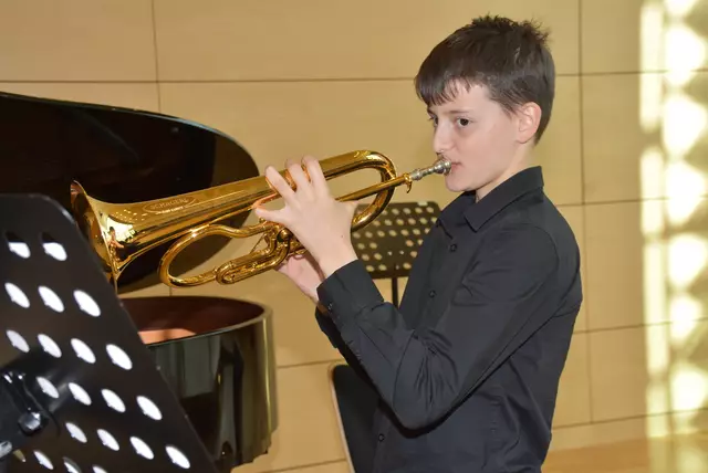 Niklas Haderer. Der Kulturverein Waldhausen mit Obfrau Magdalena Eder bot herausragenden jungen Musikerinnen und Musikern aus dem Strudengau, dem angrenzenden Waldviertel und Mostviertel in Zusammenarbeit mit der Landesmusikschule Grein ein großes Konzert-Podium.  | Foto: Robert Zinterhof