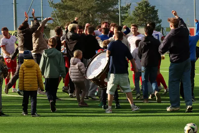 Nahezu der komplette Nachwuchs des FC Patscherkofel war zum Derby mitgereist. | Foto: Hubmann