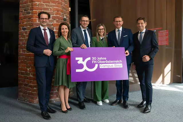 Michael Rabl, Isolde Perndl, Bürgermeister Markus Vogl, Absolventin Viktoria Feichtinger, Landesrat Markus Achleitner, Heimo Losbichler (v. li.). | Foto: Story3/FH OÖ
