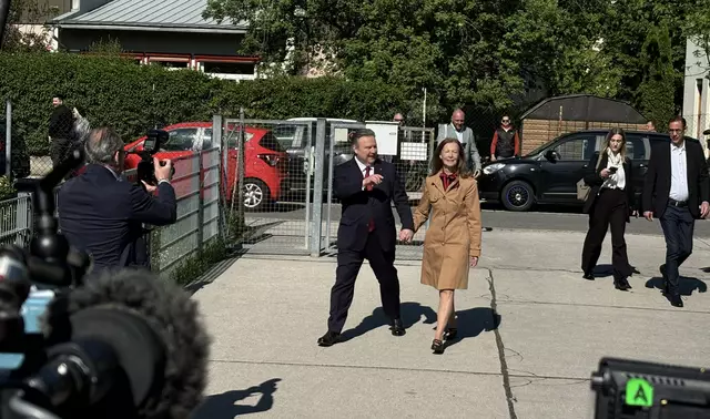 Wien wählt – so auch Bürgermeister Michael Ludwig (SPÖ). Er gab seine Stimme in der Volksschule Irenäusgasse in Floridsdorf ab. Hier mit seiner Ehegattin. | Foto: MeinBezirk