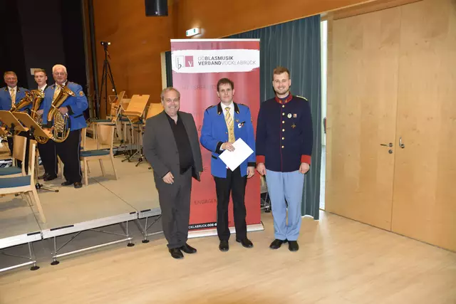 Juryvorsitzender Andreas Simbeni mit Kapellmeister Michael Höchfurtner von der Marktmusikkapelle Frankenburg und Bezirkskapellmeister Michael Lettner | Foto: OÖBV Vöcklabruck