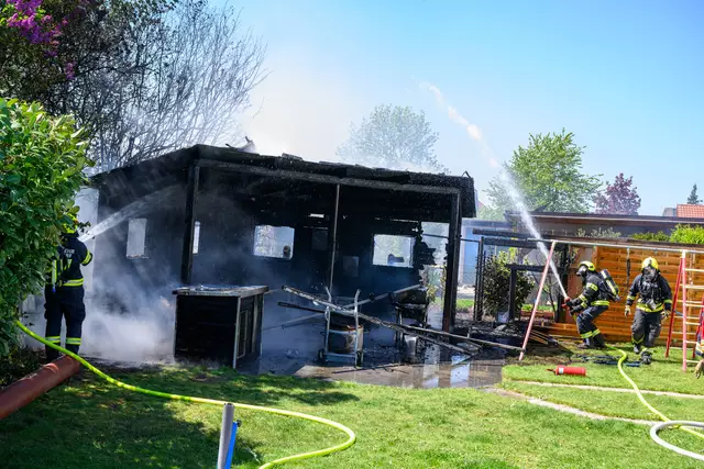 Insgesamt standen drei Feuerwehren mit rund 50 Einsatzkräften im Einsatz. Durch ihr rasches Eingreifen konnte der Brand innerhalb kürzester Zeit unter Kontrolle gebracht werden. | Foto: TEAM FOTOKERSCHI / WERNER KERSCHBAUMMAYR