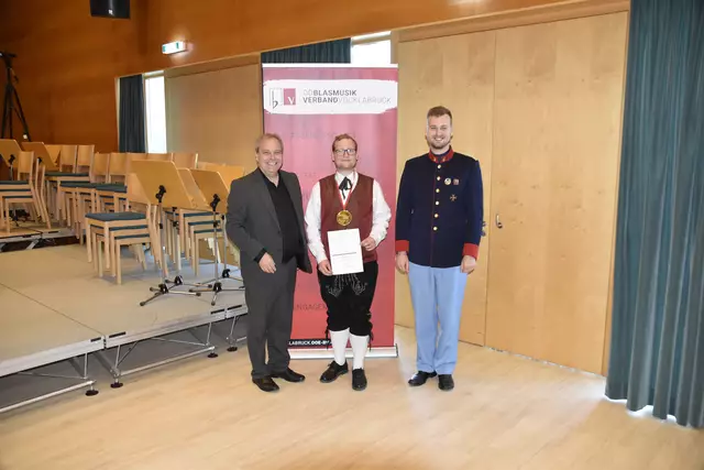 Juryvorsitzender Andreas Simbeni mit Kapellmeister Lukas Salfinger vom Musikverein Rüstorf und Bezirkskapellmeister Michael Lettner | Foto: OÖBV Vöcklabruck
