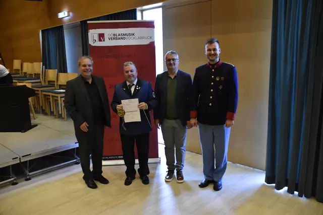 Juryvorsitzender Andreas Simbeni mit Kapellmeister Manfred Röhrer vom Musikverein Werkskapelle Lenzing, Komponist Johann Lohninger und Bezirkskapellmeister Michael Lettner | Foto: OÖBV Vöcklabruck