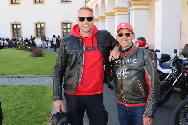 Mexx und Werner geniessen den Ausflug nach Reichersberg bei herrlichem Wetter. | Foto: Markus Bäumler/zema-medien.de