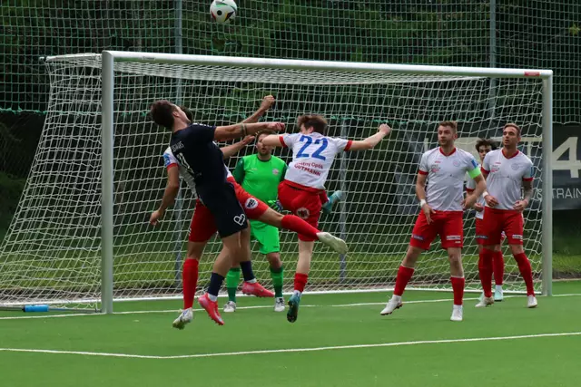 Meist keine Gefahr im Strafraum von FC Patscherkofel-Goalie Michael Schweiger. | Foto: Hubmann