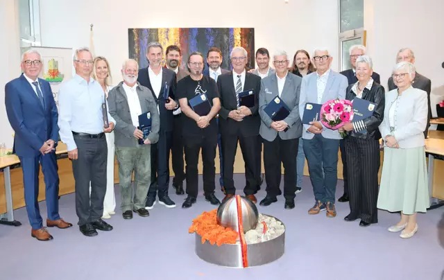 Die Geehrten mit ihren Ehepartnern, die Laudatoren, Stadt- und Gemeinderäte, Bgm. Herbert Mayer, Chronist Georg Zobl und BH Siegmund Geiger.  | Foto: Elisabeth Zangerl
