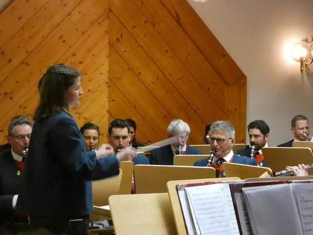 Bettina Waibl dirigiert seit Jahren beim Frühjahrskonzert ein Stück und unterstützt Kapellmeister Michael Zangerl. 