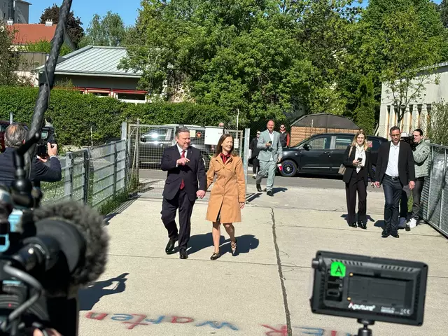 Bürgermeister Michael Ludwig und seine Frau am Weg ins Wahllokal in Floridsdorf. | Foto: Kevin Gleichweite/MeinBezirk