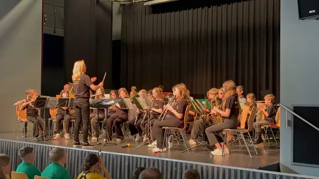 Die "Kids Band" des Musikvereins Möchling-Klopeiner See/Musikschulregion Südkärnten unter der Leitung von Direktorin Birgit Töplitzer | Foto: MeinBezirk.at