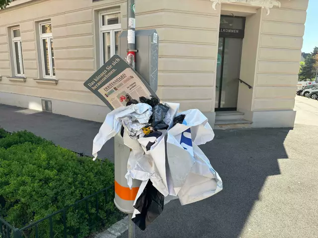 In Hernals landeten die FPÖ-Plakate direkt im Müll.  | Foto: Lukas Ipirotis/ MeinBezirk