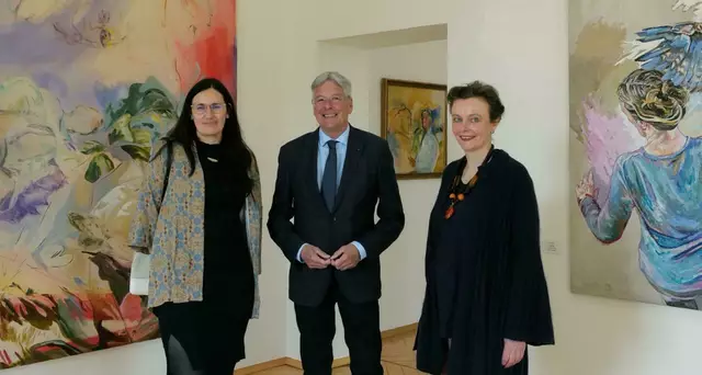 Künstlerin Elisabeth Wedenig, LH Peter Kaiser und Künstlerin Helga Druml bei der Eröffnung. | Foto: LPD Kärnten/Höher