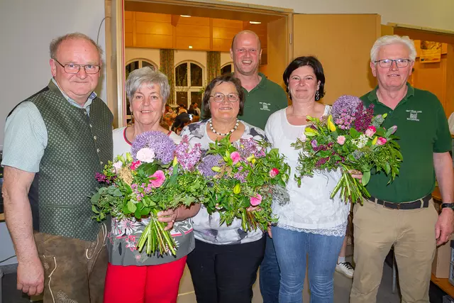 Der Verein ehrte an diesem Abend die fleißigen Damen, die sich um die Sauberkeit im Vereinshaus kümmern. 

v.l.n.r: OBV-Obmann Klaus Herrmüller, Pepi Pehringer, Anni Männer,  Hannes Wachholbinger, Andrea Schöpf-Pehringer und Hubert Erdpresser