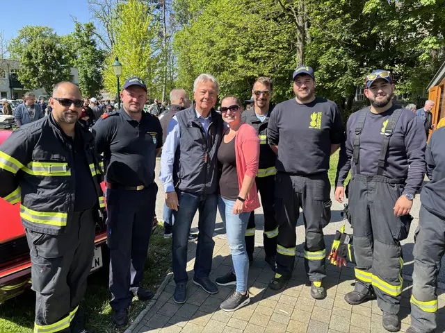 Die Ebenfurther Feuerwehr begrüßte Bürgermeister Alfredo Rosenmaier und MeinBezirk-Lady Jenny Reisner. | Foto: Zezula