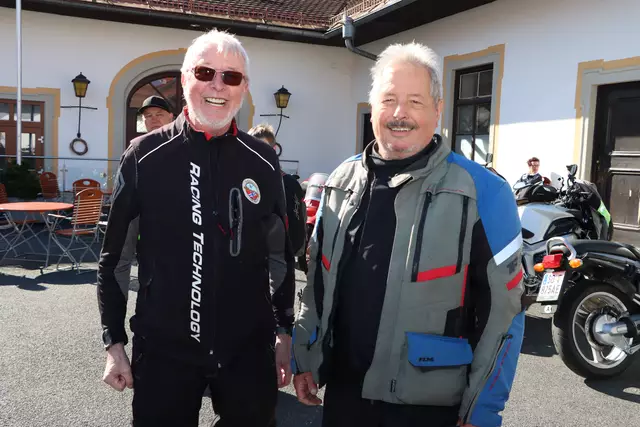 Karl und Gerhard genossen das richtig schöne Wetter und freuen sich auf eine tolle Motorradsaison. | Foto: Markus Bäumler/zema-medien.de