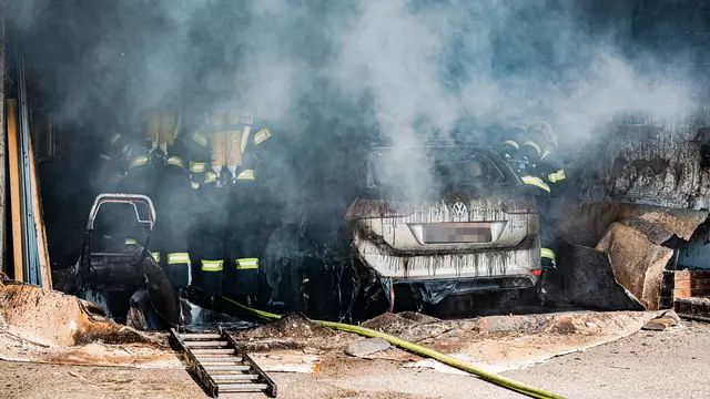 Das Auto brannte völlig aus. Die Garage, diverse darin abgestellte Objekte und der angrenzende Bereich der Fassade wurden ebenso Raub der Flammen.  | Foto: TEAM FOTOKERSCHI / TOBIAS SCHARTNER