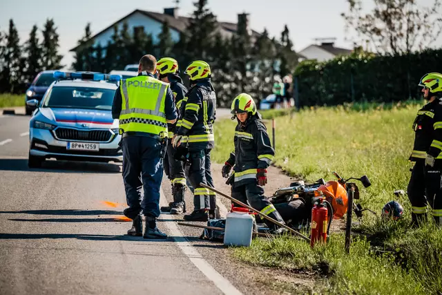 Ein 20-jähriger Motorradfahrer aus St. Valentin dürfte den Abbiegevorgang eines Pkw übersehen haben und fuhr auf das Heck auf. | Foto: TEAM FOTOKERSCHI / TOBIAS SCHARTNER
