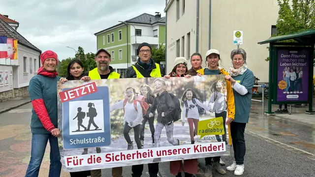 Im Rahmen einer Aktion vor der Volksschule Eisenstadt machte die Radlobby auf die Verkehrssituation zu Schulbeginn und Schulschluss aufmerksam.  | Foto: Lisa Zehetbauer