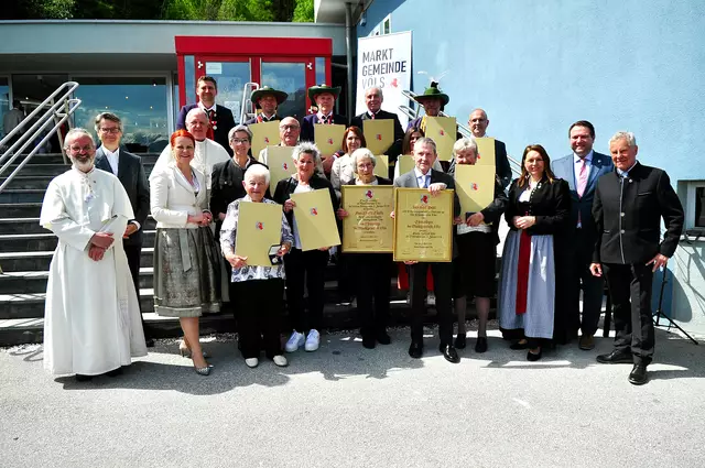 Alle ausgezeichneten Persönlichkeiten der Marktgemeinde mit den Gratulanten auf einen Blick. | Foto: Hassl