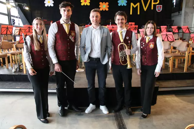 (v.l.) Anna Gmeiner, Kapellmeister Michael Halverson, Moderator Sebastian Györög, Obmann Raphael Lang und Christine Ohr. 