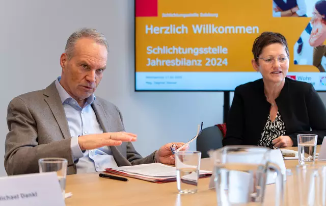 Wolfgang Schrofner, seit 38 Jahren im Dienst der Schlichtungsstelle, bekam nun erstmals eine Kollegin an die Seite gestellt. Mit im Bild Dagmar Steiner, Leiterin des Wohnservices. | Foto: Stadt:Salzburg - Alexander Killer