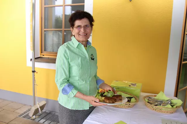 Joglbäuerin Maria Hofer servierte Fleischkrapfen mit Salat.