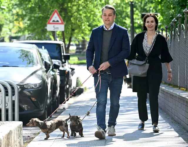 Dominik Nepp am Weg zum Wahllokal. Auch hier sind die Dackel mit dabei. | Foto: HELMUT FOHRINGER / APA / picturedesk.com