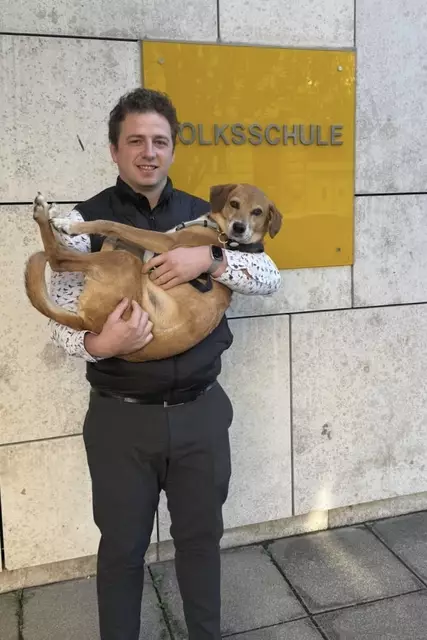 Neos Wieden-Spitzenkandidat Johannes Sablatnig bei seiner Stimmabgabe – mit Hund Robin. | Foto: MeinBezirk