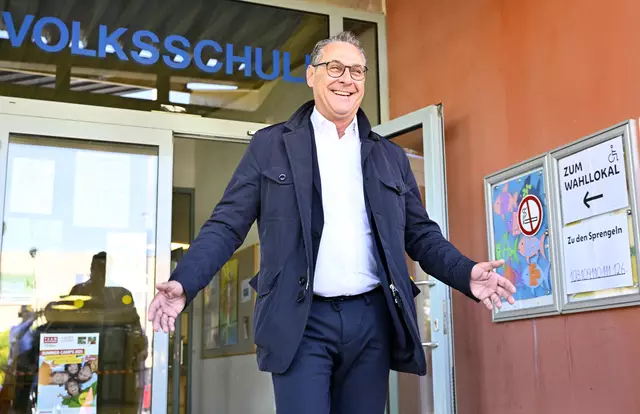 Bei seiner Stimmabgabe sprach Strache von "wundervollen Wochen" des Wahlkampfs. | Foto:  HANS KLAUS TECHT / APA / picturedesk.com