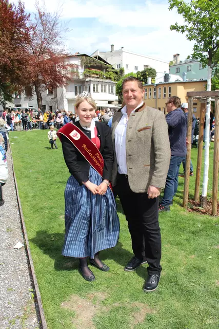 Radieschenprinzessin Anna mit Stefan Müßigang (Obmann Tiroler Gemüsebauern)