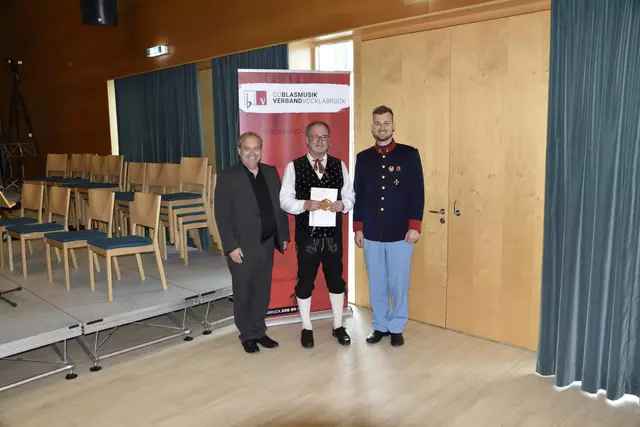 Juryvorsitzender Andreas Simbeni mit Kapellmeister Johannes Friedl vom Musikverein Gampern und Bezirkskapellmeister Michael Lettner | Foto: OÖBV Vöcklabruck