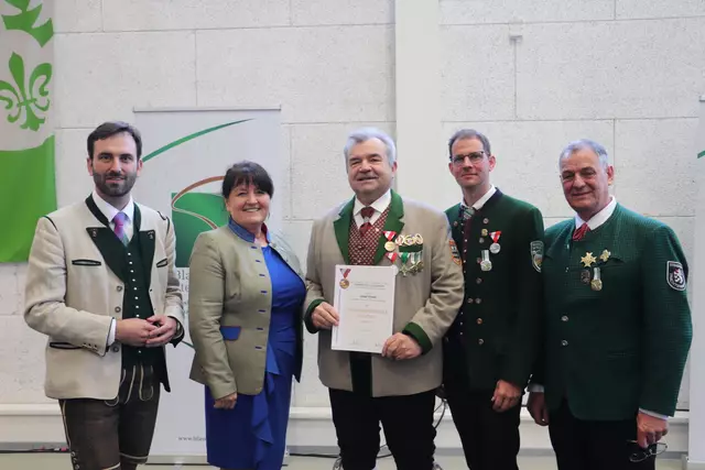 Landesstabführer-Stv. Josef Friedl vom Musikverein Eggersdorf-Rabnitztal erhielt Die ÖBV-Verdienstmedaille in Gold.  | Foto: Edith Ertl