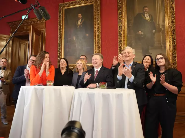Die Freude bei Bürgermeister Michael Ludwig (Mitte) und seinen roten Parteikollegen ist groß. | Foto: Valentina Marinelić/MeinBezirk