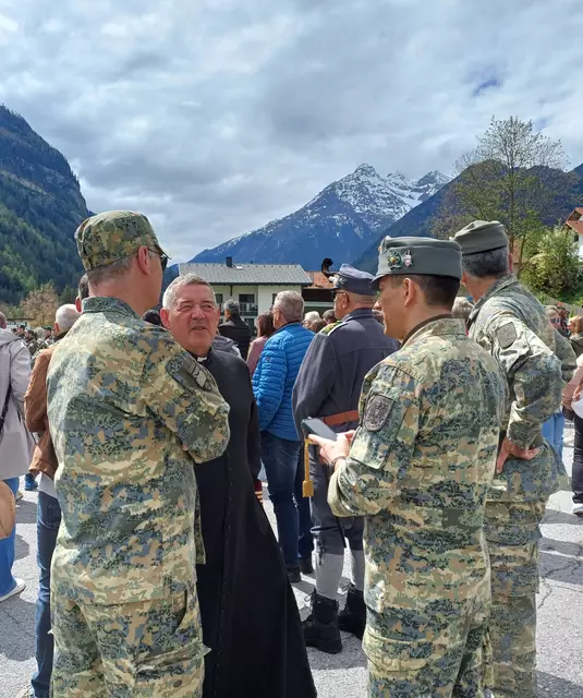 Militärdekan Werner Seifert im Gespräch mit Verantwortlichen des Bundesheeres | Foto: Monika Hammerl