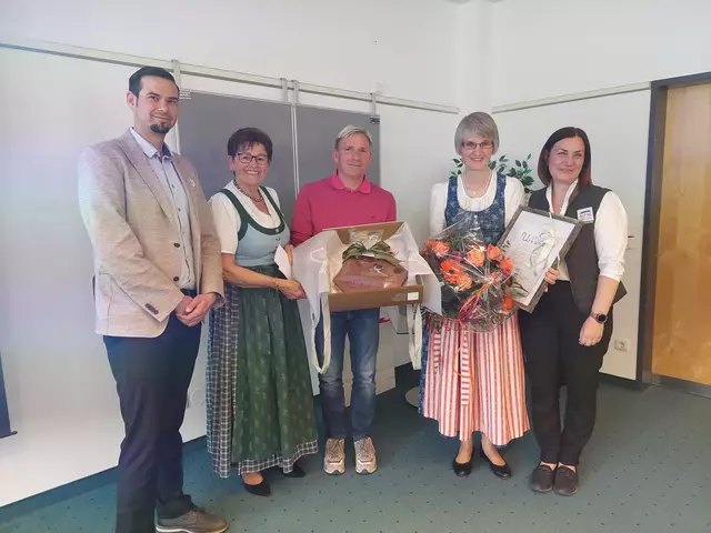 Brigitte Mayrhofer aus Radstadt erhielt eine Auszeichnung für ihre langjährige Tätigkeit als Mitglied und Obfrau der Ortsstelle Radstadt.
(v. l. n. r.: Geschäftsführer TVB Radstadt Christian Koblinger, Ehrenobfrau Ilse Haitzmann, Ortsstellenobmann Radstadt Wolfgang Walchhofer, Brigitte Mayrhofer, Landesobfrau Kornelia Groder) | Foto: Regina Langreiter
